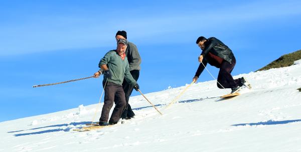 Tahta kayak takımlarıyla snowboard ustalarına taş çıkarıyorlar