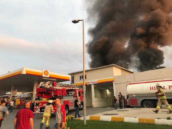Kartal'da akaryakıt istasyonu yakınında yangın