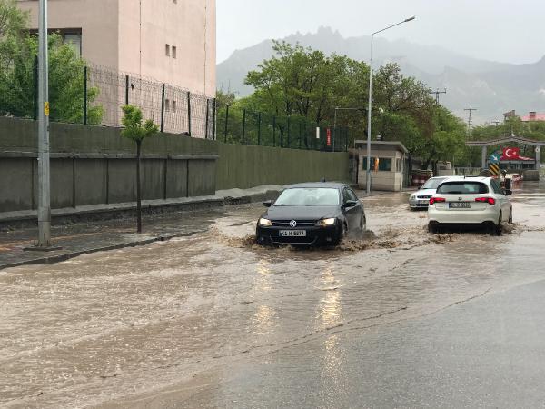 Doğubayazıt’ta şiddetli yağış ve dolu etkili oldu