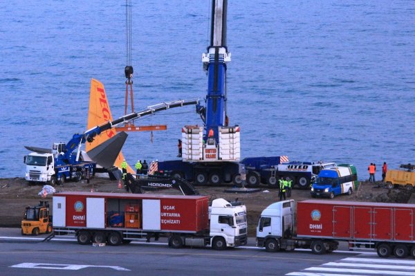 Trabzon Havalimanı'nda uçak kurtarma çalışmaları