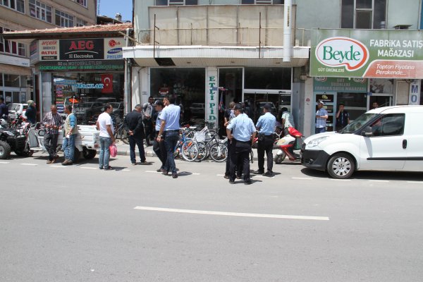 Şener Konya'da esnaf ziyaretine polislerle çıktı