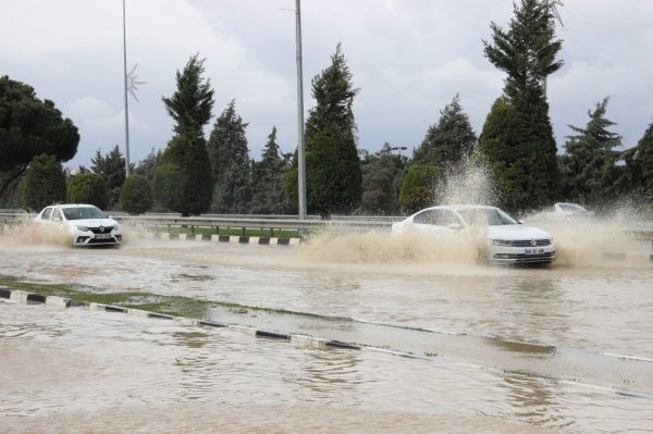 Manisa-İzmir yolunu su bastı