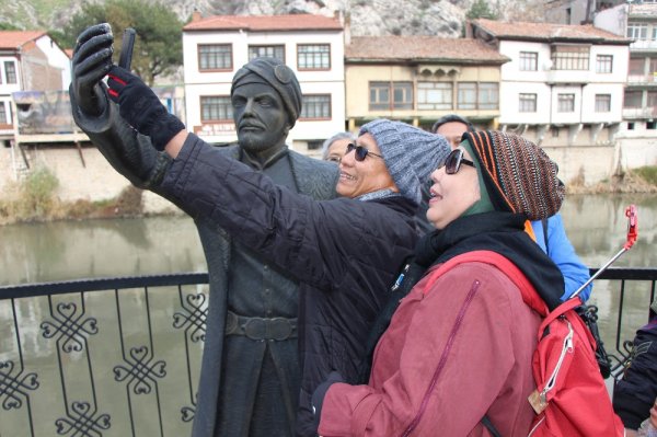 Turistlerin Amasya'daki heykelle selfie çekme merakı