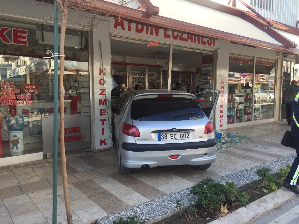 Aynı eczanenin içine her yıl araç giriyor
