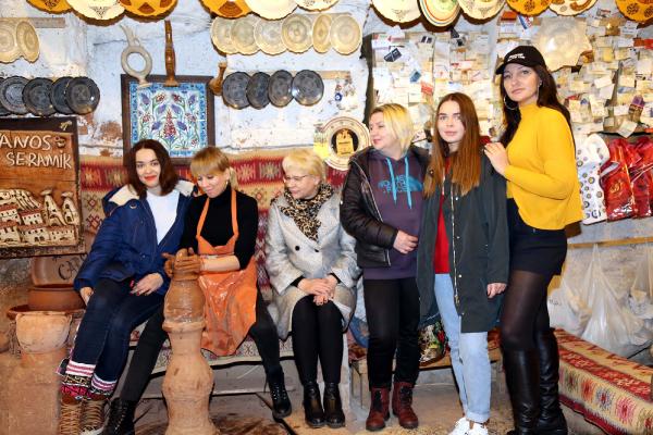Rus turistler Kapadokya'da çanak yaptı