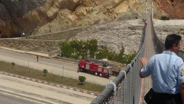 Köprüden atlayan genç kadını polis havada yakaladı