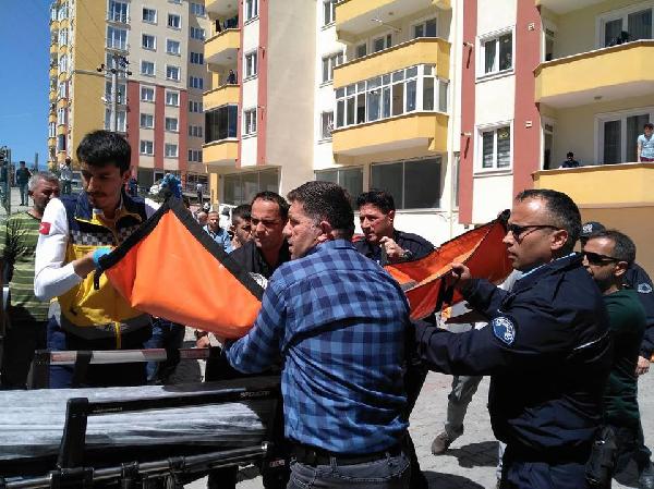 İntihara kalkışan genci polis kurtardı