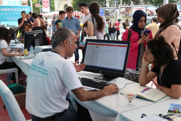 İBB´den YKS´ye giren gençlere doğru tercih desteği
