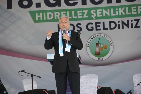 Baykal, hıdırellez ateşinin üstünden atladı