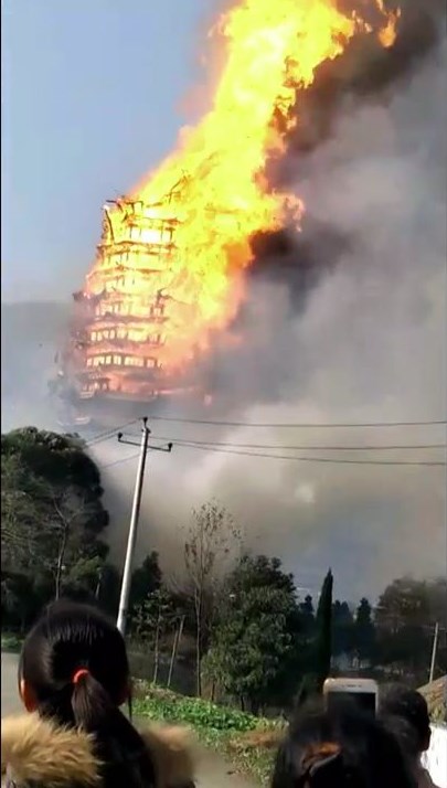 Çin'de budist tapınağı alev alev yandı