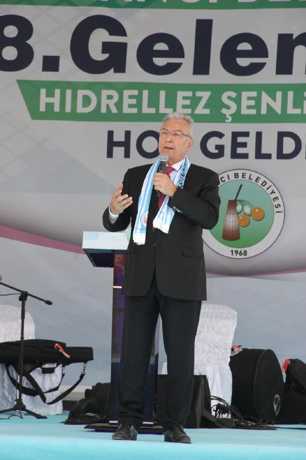 Baykal, hıdırellez ateşinin üstünden atladı