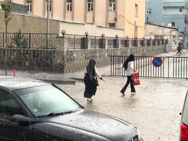 Doğubayazıt’ta şiddetli yağış ve dolu etkili oldu