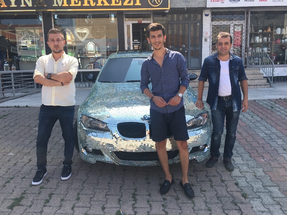 Lüks otomobili aynayla kapladılar