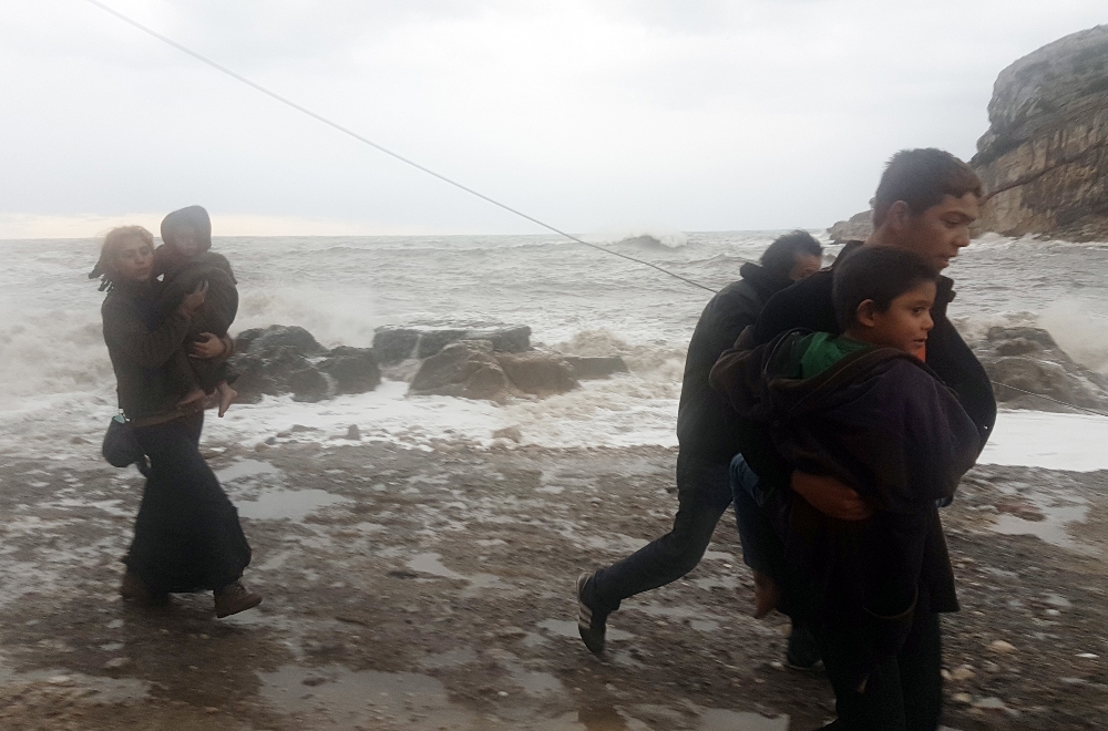 Bartın'da fırtına nedeniyle mahsur kalan aile kurtarıldı 