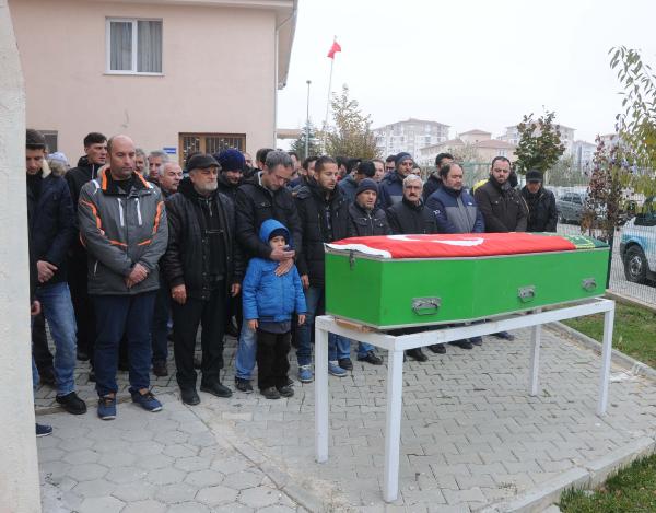 Batan gemide ölen babasının tabutunun başından ayrılmadı