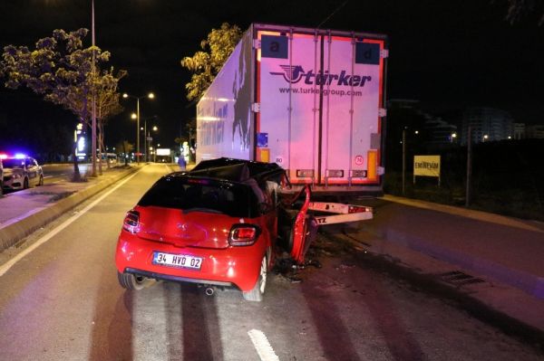 Otomobil TIR'ın altına girdi: 1 ölü 2 yaralı