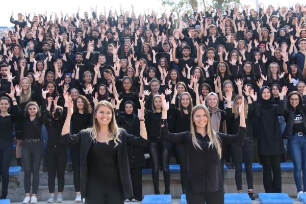 325 öğrenci işaret diliyle İstiklal Marşı'nı okudu