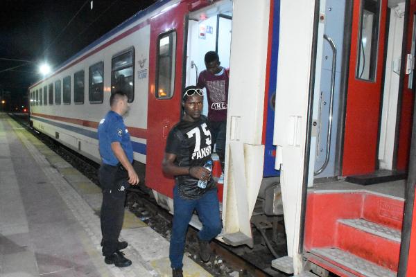 İstanbul'dan gelen yolcu treninden 57 kaçak çıktı