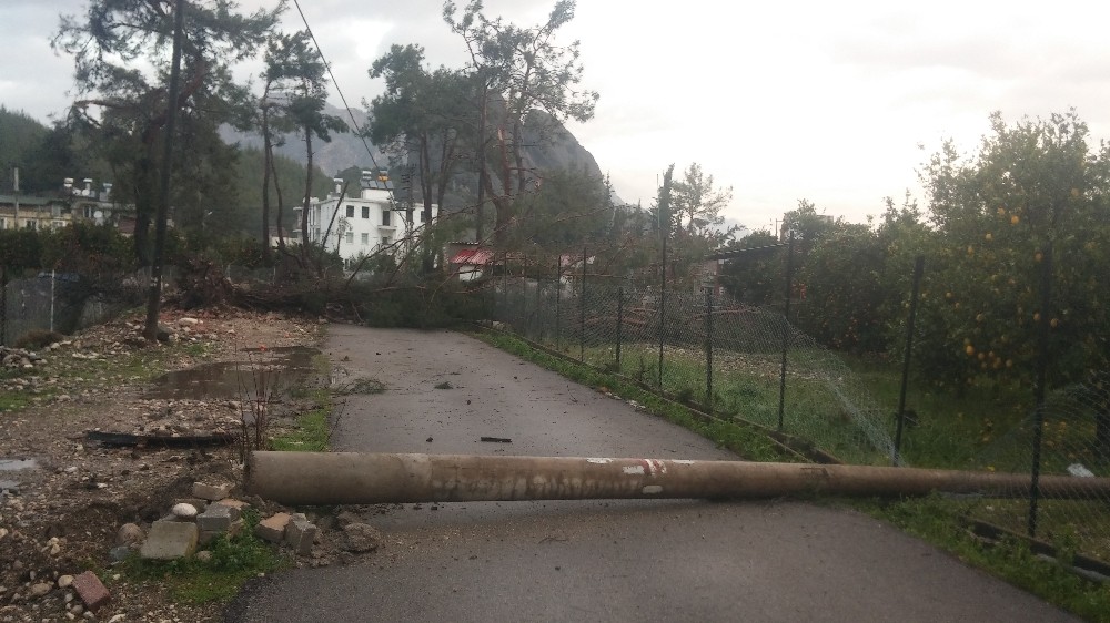 Antalya’da şiddetli fırtına ve hortum