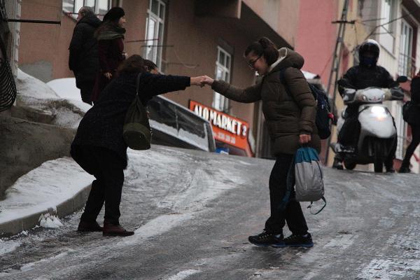 İstanbulluların buzlu yollarda zor anları
