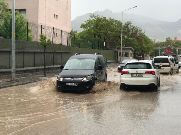 Doğubayazıt’ta şiddetli yağış ve dolu etkili oldu