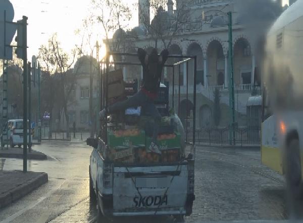 Konya'da kamyonet kasasındaki çocuk barfiks çekti