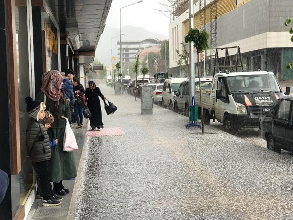 Doğubayazıt’ta şiddetli yağış ve dolu etkili oldu