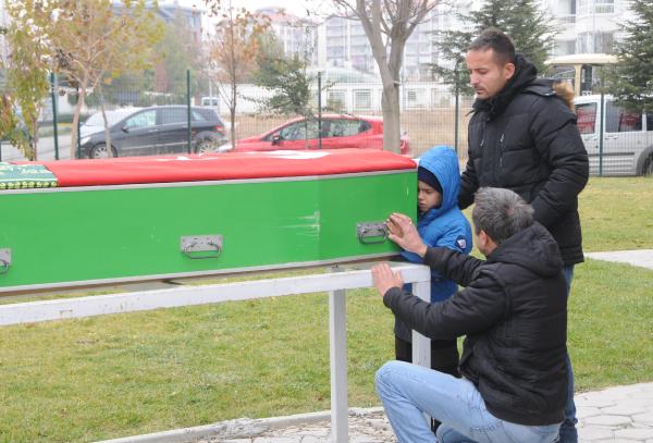 Batan gemide ölen babasının tabutunun başından ayrılmadı