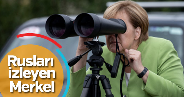 Merkel Rus askeri üssünü inceledi
