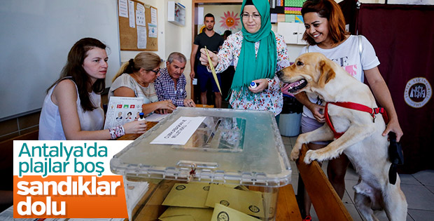 Antalya'da oy vermeye gidenler sahili boş bıraktı