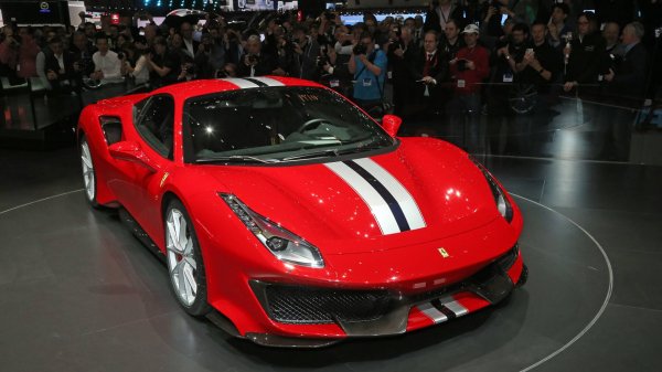 Hayalleri süsleyen yeni Ferrari'nin örtüleri kaldırıldı