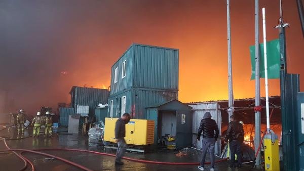 Esenyurt'ta 3 fabrika yanıyor