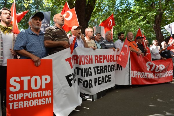 Avustralyalı Türkler Mehmetçik için ayakta