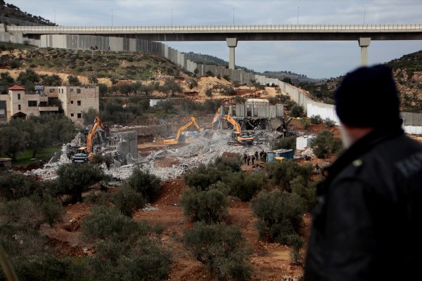 İsrail güçleri Filistinlilere ait iki binayı yıktı