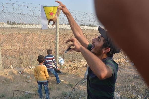 Suriyeliler, sınırda PKK'yı protesto etti #5