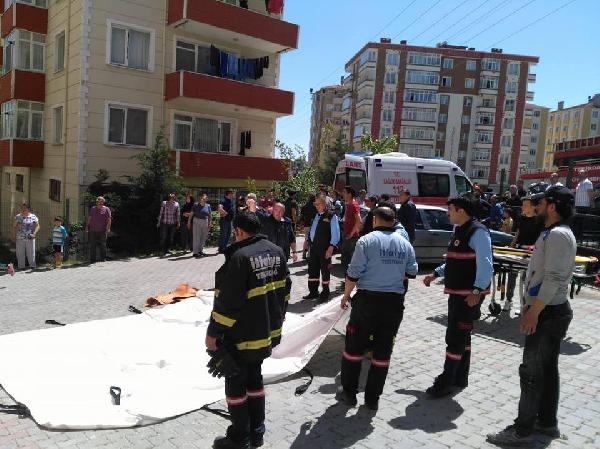İntihara kalkışan genci polis kurtardı