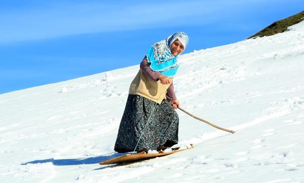 Tahta kayak takımlarıyla snowboard ustalarına taş çıkarıyorlar