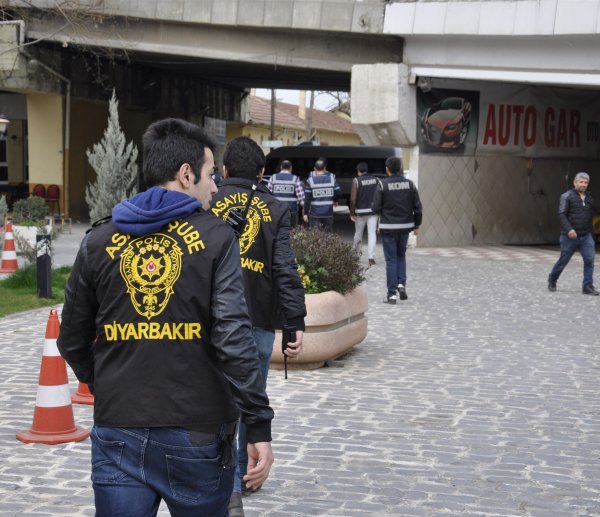 Diyarbakır'da 180 polisle narkotik operasyonu
