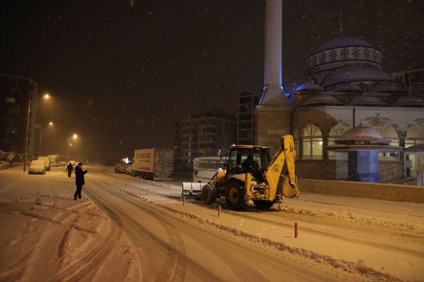 Edirne'de yoğun kar yağışı etkisini artırdı
