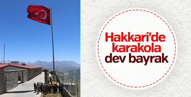 Hakkari'de karakola dev Türk bayrağı