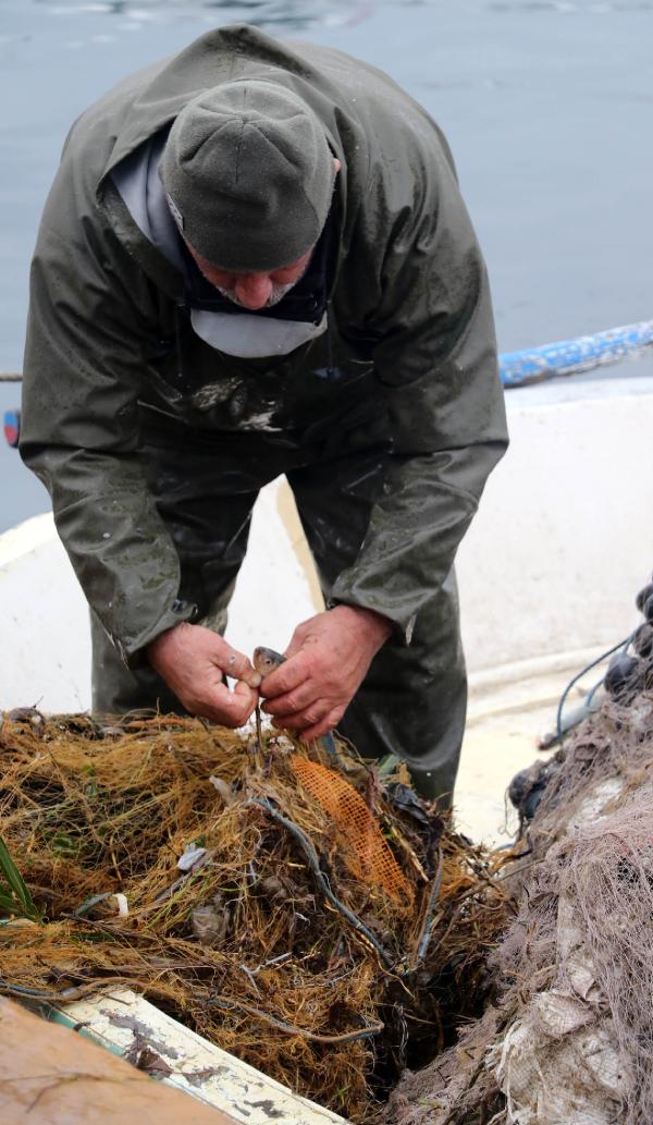 Samsunlu balıkçıların ağlarına balık yerine çöp takıldı
