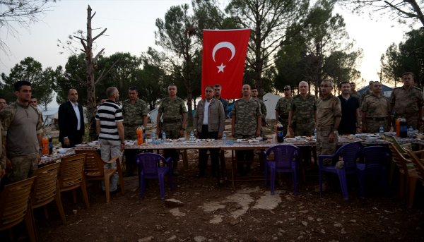 Temel Paşa, Afrin kahramanlarıyla Burseya'da iftar etti