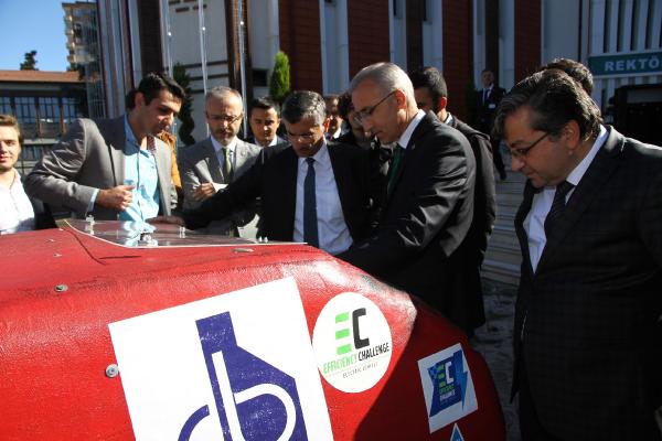 Rize'de üniversite öğrencileri elektromobil araç üretti