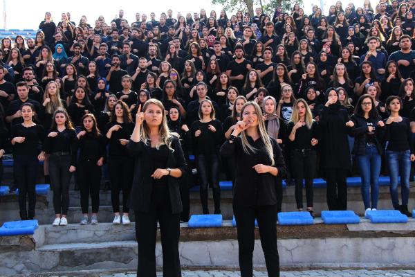 325 öğrenci işaret diliyle İstiklal Marşı'nı okudu