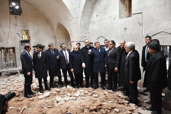 Bakan Gül ve Çavuşoğlu Kilis'te bombalanan camiyi incelediler