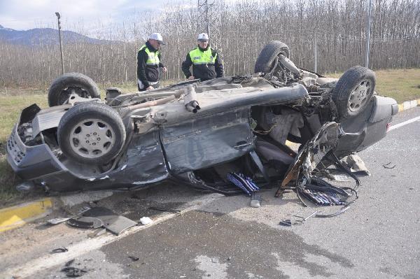 Paramparça olan araçtan hafif sıyrıklarla kurtuldu