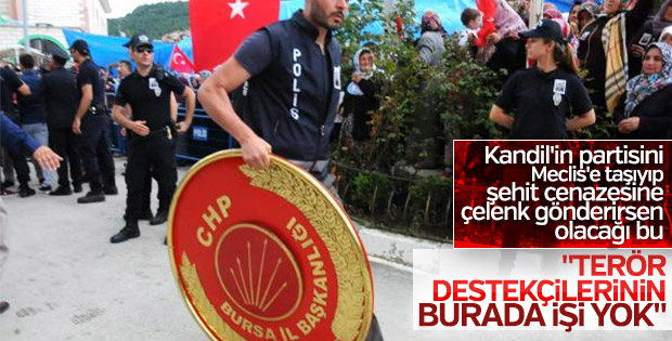 Şehit cenazesine getirilen CHP çelengi parçalandı