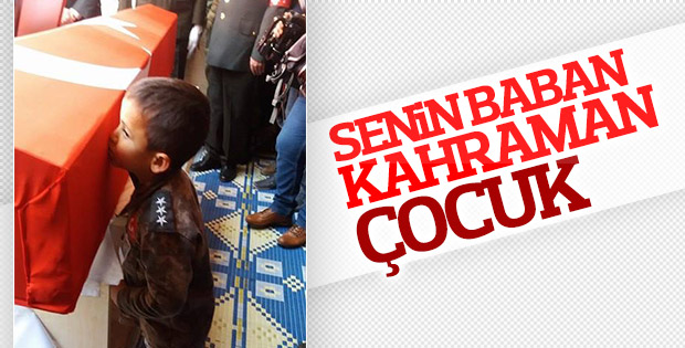 Şehit çocuğunun yürek burkan fotoğrafı