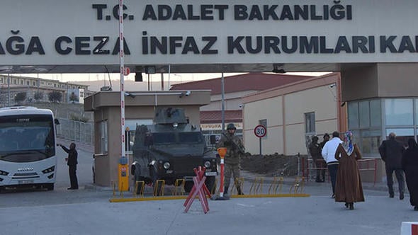 İzmir'de bir mahkum koğuşu yaktı: 20 kişi tedavi altında