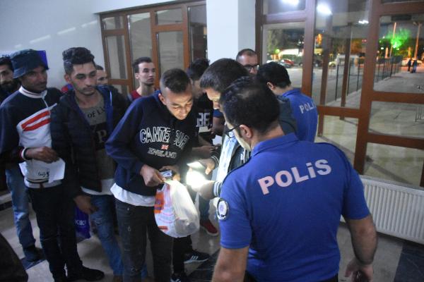 İstanbul'dan gelen yolcu treninden 57 kaçak çıktı